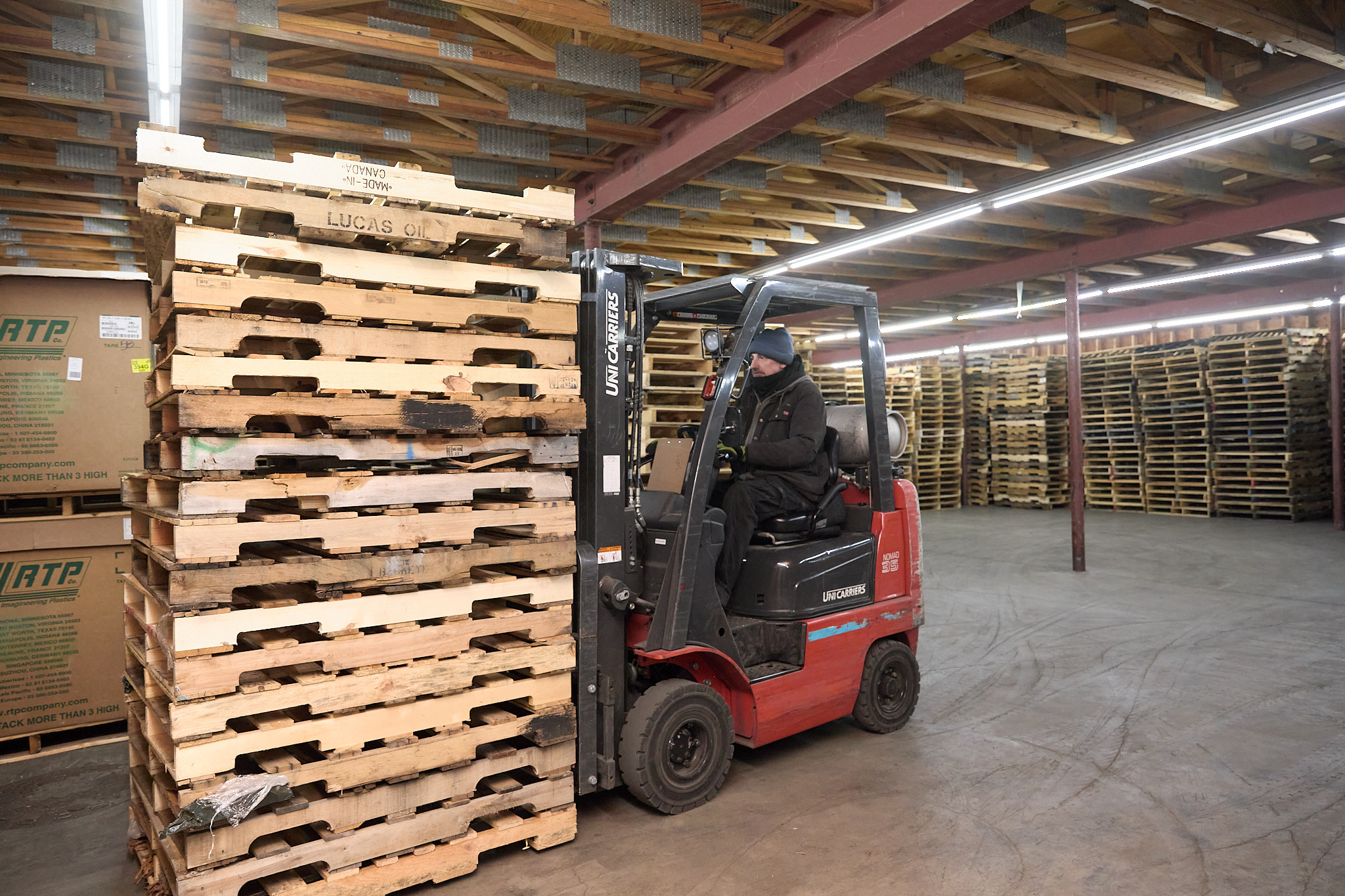 How to Choose the Right Pallet or Gaylord Box for Your Operation